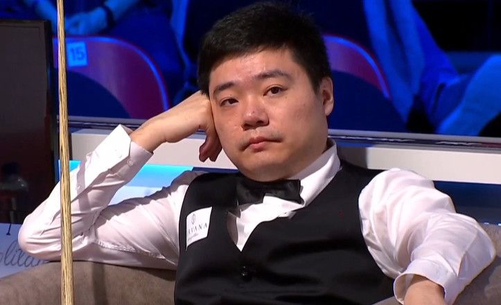 他掀开裙子把舌头伸进去添视频